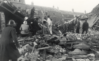97572 Afbeelding van enkele vernielde huizen in de Prooststraat te Utrecht na een geallieerd bombardement.